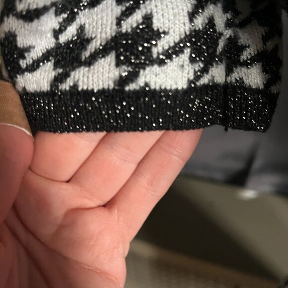 Black and White Houndstooth Knit Top - Picture 5 of 7